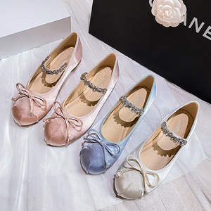 Chaussures plates Tabi personnalisées pour femmes en satin dégradé, avec strass en cristal, à bride unique et nœud, ballerines pour mariages et soirées - Product Image 1