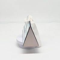 Maßgefertigte Gestreifte Pyramiden-Geschenkbox mit Satinschleife |   Flach verpackte Luxus-Kartonverpackung |   Maßgeschneiderte Farb- und Linienoptionen