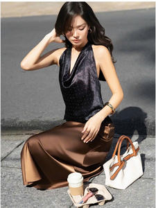 Conjunto de Top Halter Negro Sólido con Drapeado y Falda Sirena Suave Color Chocolate con Leche, Estilo Elegante para Fiesta, Largo Maxi - Product Image 2