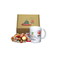Ensemble cadeau de Noël personnalisable et lavable à marque blanche, avec tasse en céramique imprimée par transfert thermique et bonbons au chocolat faits sur mesure