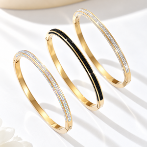 กำไลข้อมือทรงเพรียวบางประดับเพชรซิร์คอน  ทำจากสแตนเลสสตีล ชุบทอง 14K ด้วยวิธีสุญญากาศ มีตัวเลือกสีดำ สีใส และหินหลากสี - Product Image 1