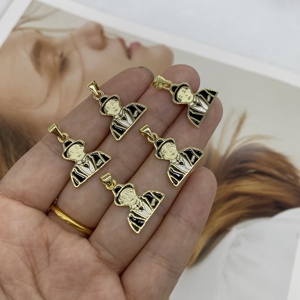 Collar con Colgante <span class=keywords><strong>de</strong></span> Esmalte Retro Vintage con Diseño <span class=keywords><strong>de</strong></span> Retrato <span class=keywords><strong>de</strong></span> <span class=keywords><strong>Caballero</strong></span> Elegante con Sombrero Fedora y Amuleto Dorado <span class=keywords><strong>de</strong></span> Mafioso - Product Image 3