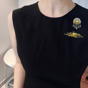 Nouvelle broche de poitrine élégante et polyvalente en perle d'or de Nanyang, design de perle de mer dynamique pour femme, motif d'aile - Product Image 4