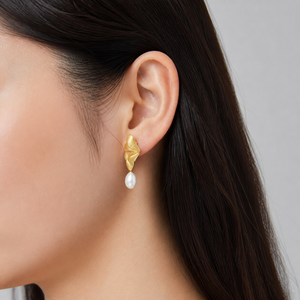 Boucles d'oreilles pendantes en forme de feuille couleur or et acier, imitation perle, en acier inoxydable, plaqué or 14K sous vide - Product Image 3