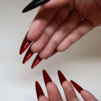 Ongles à presser en acrylique forme amande, style French manucure contrastant foncé et épicé, options de vernis personnalisables, vente en gros pour les fêtes d'Halloween