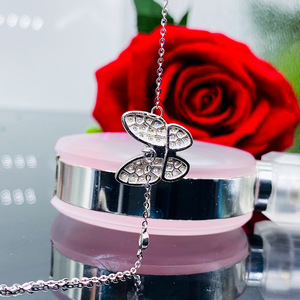 Delicata collana con farfalla intarsiata in zirconi, accessorio trendy da donna per il collo, pronta per la spedizione. - Product Image 3