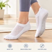 Chaussettes de yoga en maille blanches respirantes avec semelle en silicone, ajustement flexible pour studio, couverture directionnelle, construction à bout plat