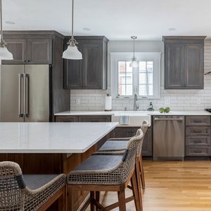 Shaker personalizzato <span class=keywords><strong>legno</strong></span> scuro e bianco mobile da <span class=keywords><strong>cucina</strong></span> con vetro frontale aperto scaffalatura in quarzo controsoffitto isola Cabinet - Product Image 2