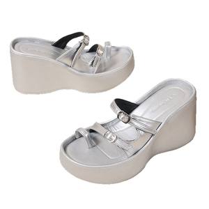 2025 femmes à la mode été décontracté sandales compensées nouvel ensemble de orteil pantoufles plate-forme Style pour vêtements d'extérieur petites sandales d'extérieur - Product Image 6