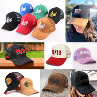 Casquette Trucker 5 Panneaux Unisexe en Faux Daim et Maille, avec Logo Personnalisé Brodé en 3D et Imprimé en Relief Bicolore de Haute Qualité