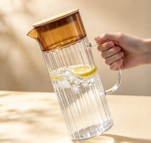 Caraffa per Acqua in Vetro Borosilicato a Righe Verticali, Brocca per Acqua di Grande Capacità con Coperchio in Legno e Top Ambrato per Succhi Freddi e <span class=keywords><strong>Limonata</strong></span> - Product Image 4