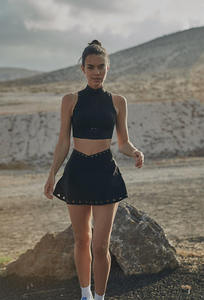 فستان رياضي للتنس واليوجا للنساء بتصميم مفرغ وقصة V عند الخصر مع تنورة وقميص بدون أكمام - Product Image 3