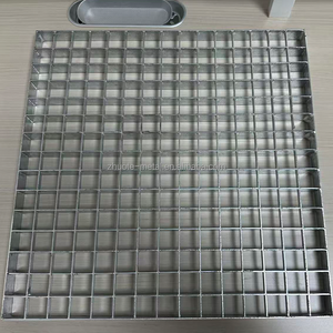 Marchepieds en acier dentelé antidérapant avec finition galvanisée à chaud pour passerelles, entrepôts et escaliers extérieurs - Product Image 3