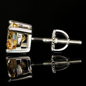 Clásicos Pendientes de Plata 925 para Mujer con Moissanita de 5mm/6.5mm, Corte Brillante, Engaste GRAClaw, Bañados en Oro, Color Champán - Product Image 4