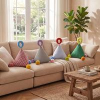 Großhandel Dreieckiges Plüschkissen mit Griff und Pompon-Ball, Individuelle Farbe, Moderne Wohndekoration, Zierkissen, Sofadekoration, Geschenk