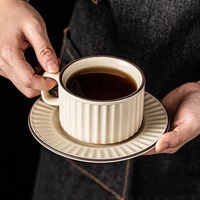 Ensemble tasse à latte et soucoupe en céramique rétro 200 ml à rayures verticales avec cuillère et plateau pour le bureau