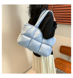 Nouveau sac fourre-tout matelassé en coton doux à motif quadrillé pour femme, design personnalisé, écologique, fermeture éclair, sac minimaliste transfrontalier - Product Image 3