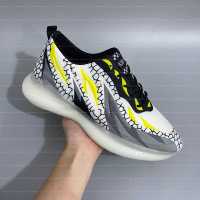 Les chaussures de sport à fond plat respirantes en maille sont des chaussures de basket-ball à la mode, confortables, décontractées et à coupe basse pour hommes