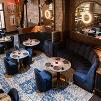 Solution tout-en-un pour hôtel moderne : Ensemble de mobilier de café-restaurant avec table et chaises en velours, banquette et canapé en pierre ronde