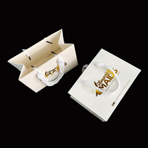 Bolsas de Papel Blancas con Logotipo Personalizado Impreso en Dorado - Bolsas de Compras para Boutique de Cuidado de la Piel y Cosméticos - Product Image 5