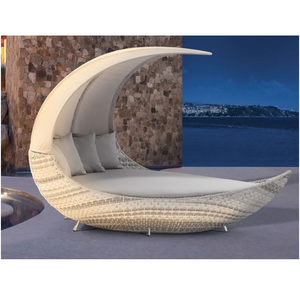 Lit de jour d'extérieur en osier de style nouveau, en forme de lune, avec auvent - Product Image 1