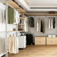 Présentoir de vêtements minimaliste en alliage d'aluminium avec poteau suspendu et étagère au sol pour salon salle de bain