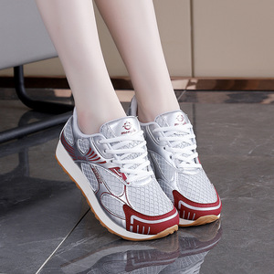 Nuevas zapatillas deportivas ligeras, extremadamente populares entre las mujeres en 2026. Nuevos zapatos casuales de suela gruesa a la moda. - Product Image 3