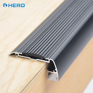 Perfil de Escalón Moderno Hero Metal Antideslizante con Iluminación LED y Construcción de Aluminio para Aplicaciones en Teatros - Product Image 1