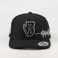 Casquettes Snapback et Casquettes de Baseball Structurées à 5 Panneaux Personnalisées avec Broderie 3D et Bordure en Strass sous la Visière – Vente en Gros