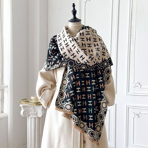 Bufanda con flecos de <span class=keywords><strong>estilo</strong></span> japonés y coreano 2025 Niche-Mantón extralargo, cálido y de gran tamaño, bufanda de invierno con patrón de letra "H" - Product Image 1