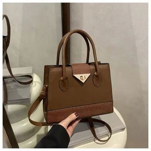 Sacs à bandoulière en cuir PU pour femmes, vente en gros, fermeture éclair, imperméables, forme oreiller, capacité 2-2,9 L, polyester - Product Image 5