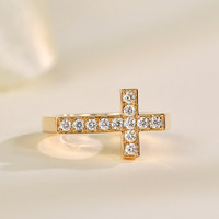 Bague en or 18 carats artisanale avec un design linéaire et un motif serti de diamants étincelants, une pièce élégante reflétant la sophistication