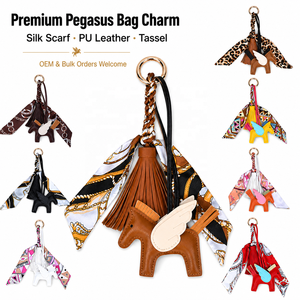 Custodia per telefono impermeabile di lusso personalizzata con catena in metallo, cinturino da polso, borsa a mano, portachiavi e ciondolo a forma di cavallo/pony - Product Image 3