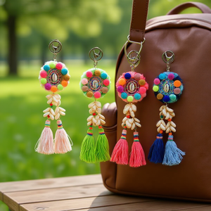 Portachiavi in stile etnico con ciondolo a nappa decorativo per borsa o accessorio per zaino - Product Image 2