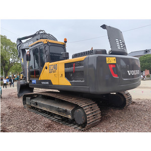 Excavatrice Volvo 240 d'occasion de taille moyenne, hautement efficace et durable, pour divers travaux de construction et d'aménagement paysager dans les zones urbaines - Product Image 3