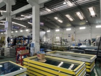 Fenêtre coulissante à trois rails en aluminium double vitrage AMJ, fenêtres coulissantes en aluminium écologiques, fenêtre coulissante moderne avec moustiquaire