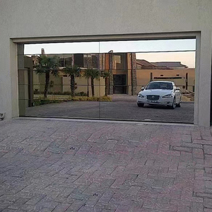 <span class=keywords><strong>Porte</strong></span> de <span class=keywords><strong>garage</strong></span> automatique en verre trempé et alliage d'aluminium, étanche, avec design moderne sans cadre en miroir noir pour villas - Vente chaude - Product Image 1
