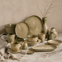 Vaisselle en grès artisanal, glaçure réactive vert olive, motif fleurs sauvages en relief, assiette, bol et tasse en céramique pour la table et cadeau de mariage