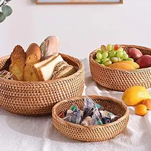 Doğal Rattan yuvarlak meyve sepeti kaseler Handwoven depolama hizmet sepetleri hasır organizatör yemek odası için (3 Set)