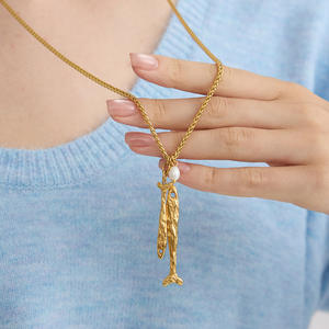 Collana con Ciondolo Impermeabile Placcato Oro 18K in Acciaio Inossidabile, Design Classico Minimalista a Forma di Pesce, Collana con Ciondolo di Lusso Leggero - Product Image 2