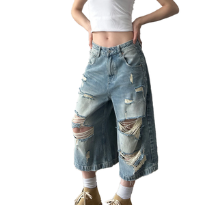 Pantalones cortos de mezclilla capri para mujer, estilo streetwear, retro, lavados, con rotos intensos y efecto bigote, de corte holgado y pierna ancha, desgastados, al por mayor - Product Image 2