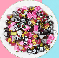 Cabochon en résine à dos plat, modèle gâteau triangulaire à la fraise simulée, pour la création de bijoux DIY, miniatures de maison de poupée, aliments miniatures et garniture pour slime
