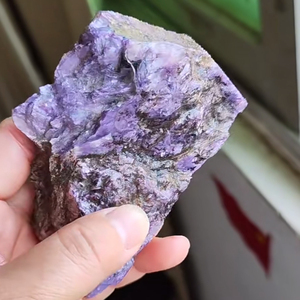 หินชารอยต์สีม่วงคุณภาพสูงขายส่ง หินดิบสำหรับบำบัดรักษา อัญมณีแร่สีม่วงสำหรับทำเครื่องประดับ ของขวัญตกแต่งสำหรับวันฮาโลวีน - Product Image 5