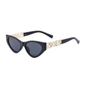 Lunettes de soleil œil de chat de style européen pour femmes, protection UV400, verres en PC, monture noire avec détails dorés, lunettes de soleil tendance - Product Image 2
