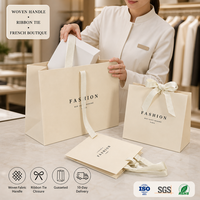 Sac shopping personnalisé en papier crème avec poignée en tissu tissé, fermeture à ruban, soufflet, sac cadeau de luxe pour boutique de mode