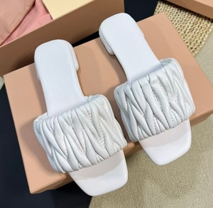 Sandalias de cuña de piel de oveja plisadas informales de verano para mujer, con logo metálico y punta cuadrada, versátiles para usar al aire libre, ideales para la playa - Product Image 5