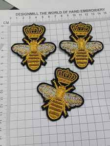 ชุดตราสัญลักษณ์ปักลายมงกุฎทองและผึ้ง - Product Image 2