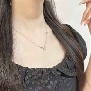 Collana da donna in acciaio inossidabile placcato oro 18 carati con doppio fiocco laterale a <span class=keywords><strong>farfalla</strong></span>, impermeabile e anallergica, per uso quotidiano - Product Image 4