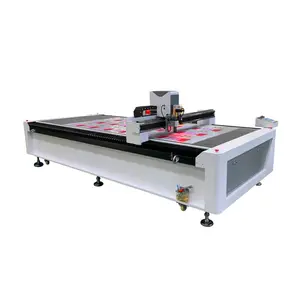 Digitale Flatbed Plotter Kt Board Gegolfd Schuim Cnc Oscillerende Mes Snijmachine Voor Reclame