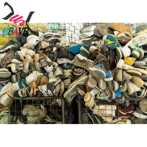 Stock de chaussures d'occasion, placement des chaussures sur les stands de rue, gestion des stocks de chaussures, liquidation des stocks de marques. - Product Image 6